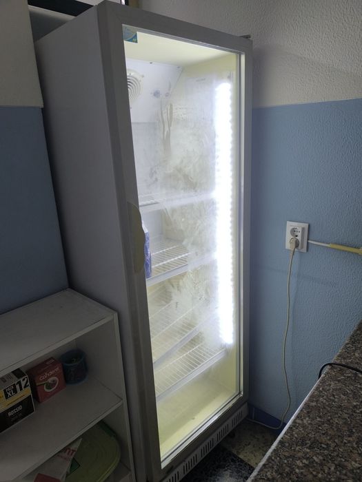 Frigorífico vertical com porta de vidro