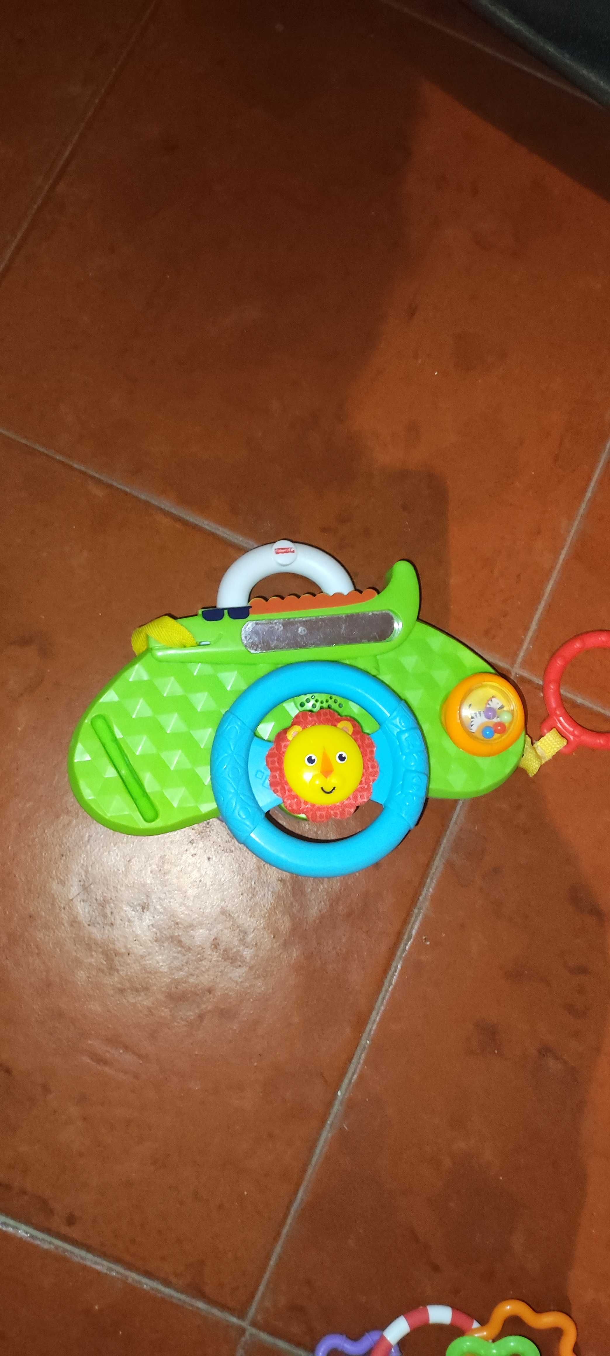 Diversos brinquedos de bebé e criança