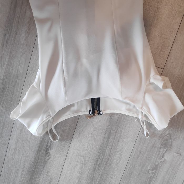 Sukienka pronto moda biala z odkrytymi ramionami na cienkich ramiączka