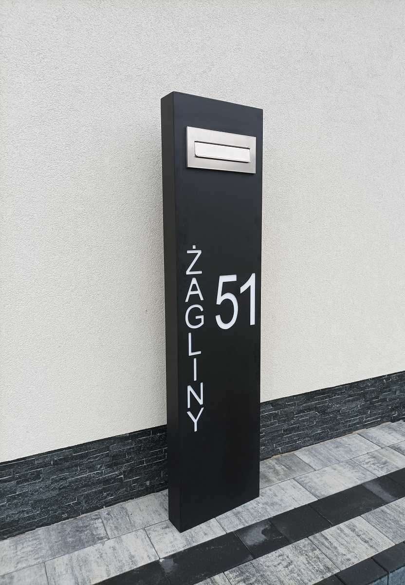 Słupek multimedialny z numerem domu i skrzynką na listy