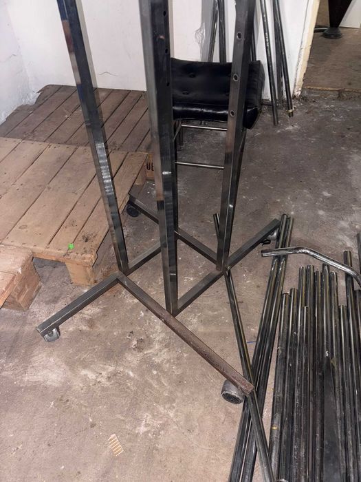 Wieszak na ubrania-artykul do sklepu