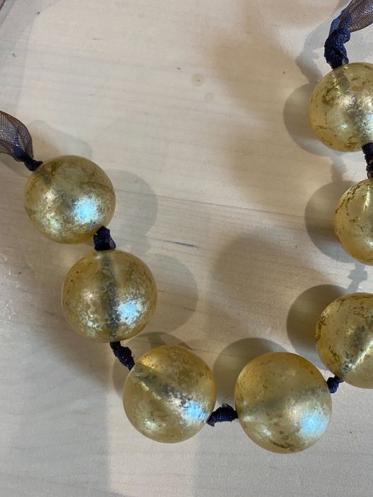 Colar dourado com fita em organza de seda