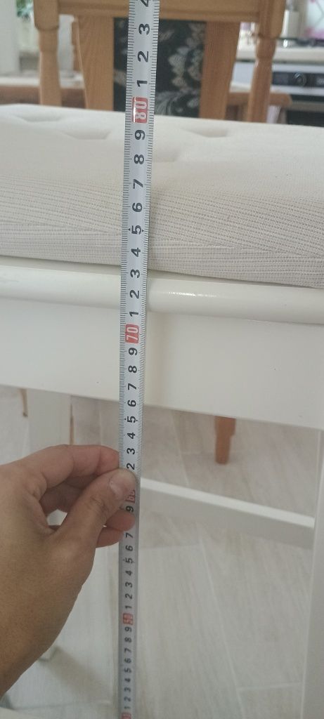 Wysokie krzeslo białe