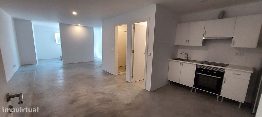 Espaçoso T0 Mobilado em Sintra  (Estefânia), água e internet incluido