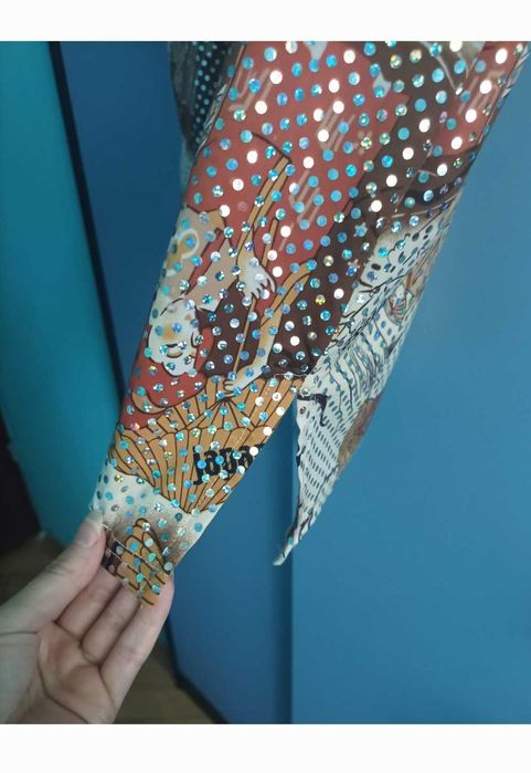 Wzorzysta bluzka z krótkim rękawem i cyrkoniami