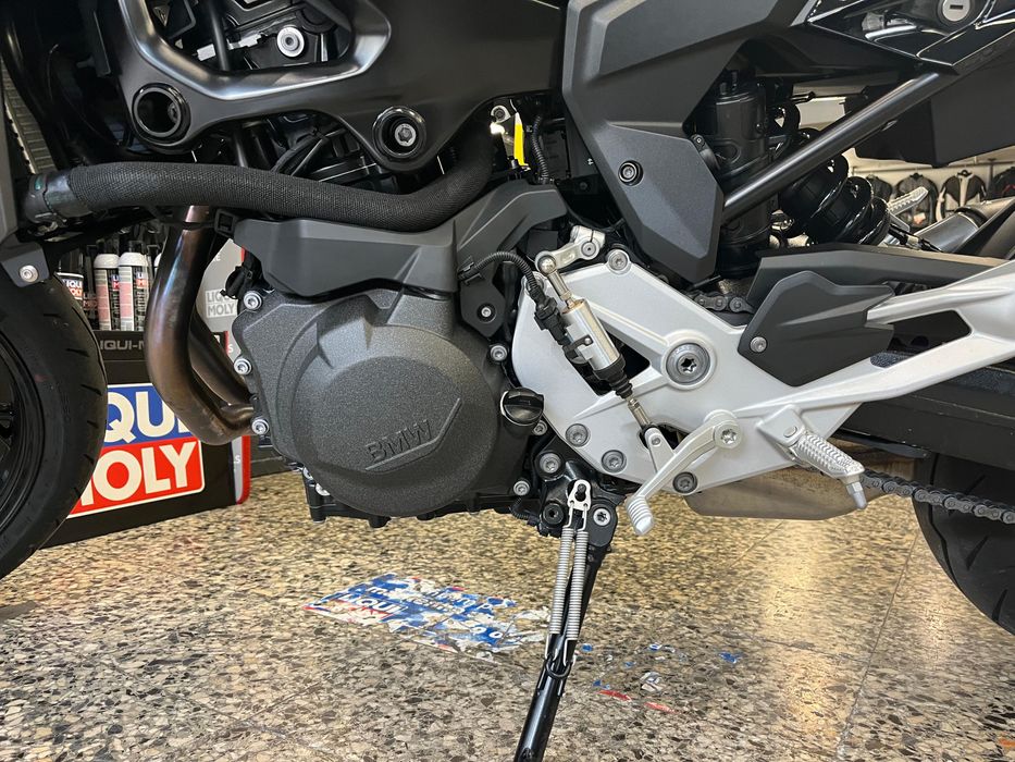 BMW F 900 r de Julho de 2025. 1420 Kms. Style Triple Black