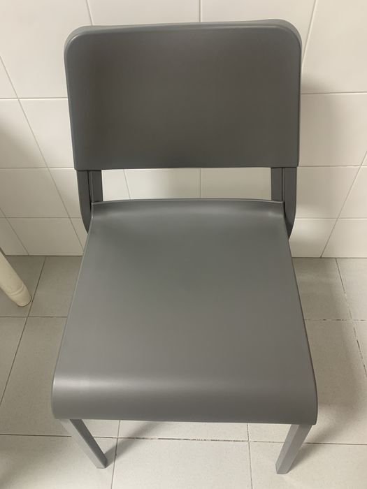 Mesa com quatro cadeiras