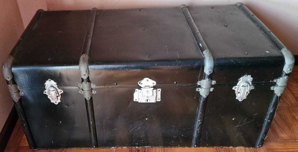 Baú antigo pintado de preto