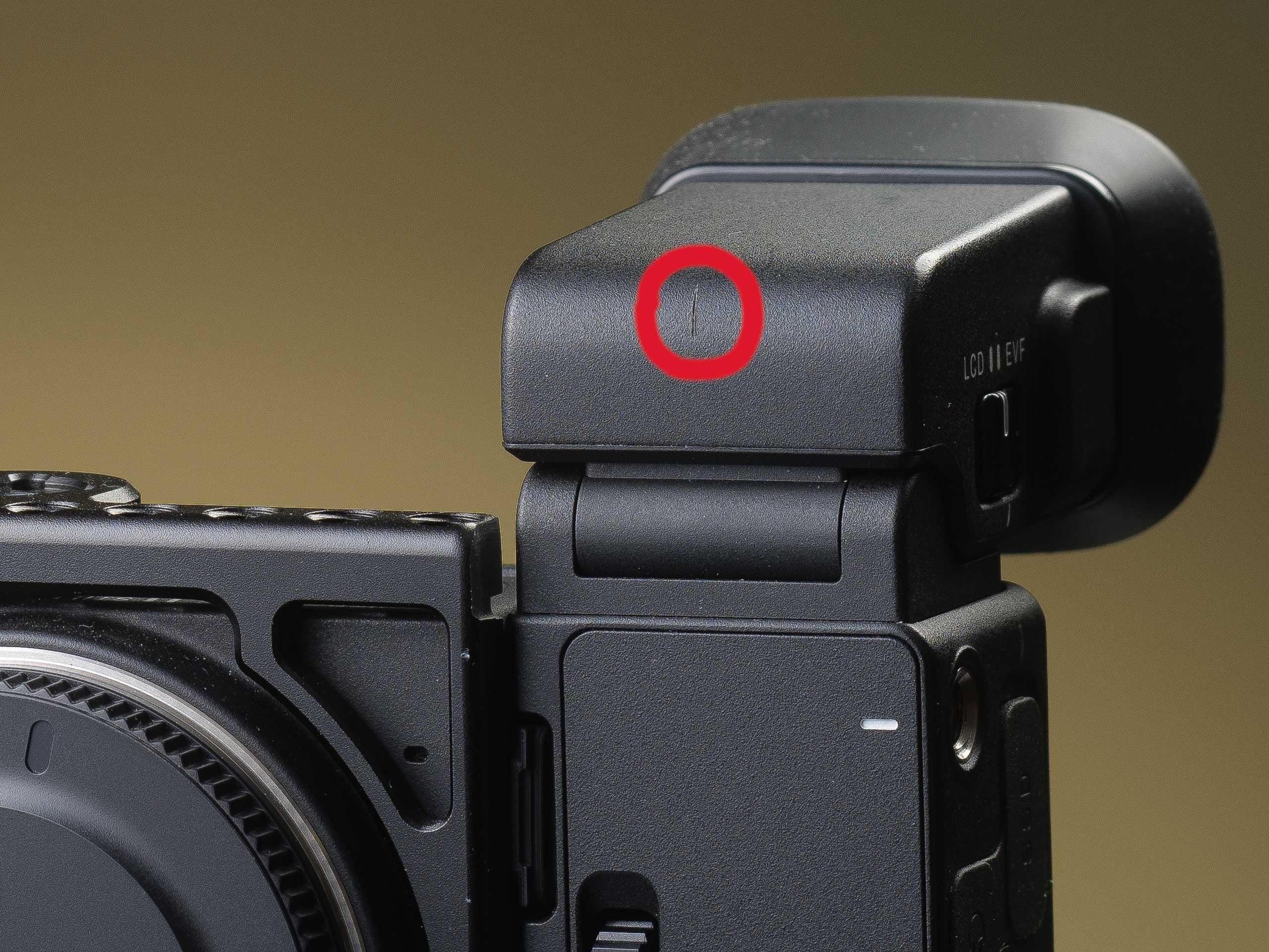 Kamera Sigma FP z klatką i celownikiem EVF11