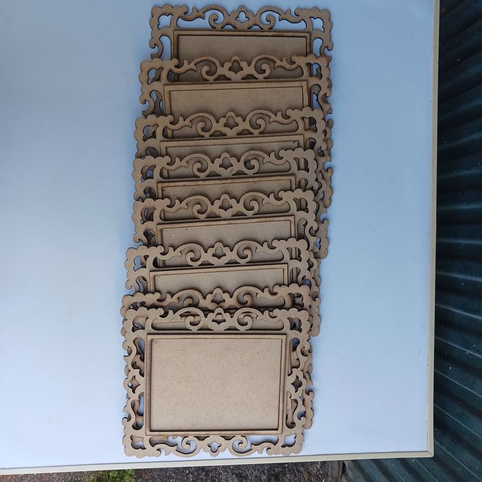 Quadros recortados em madeira