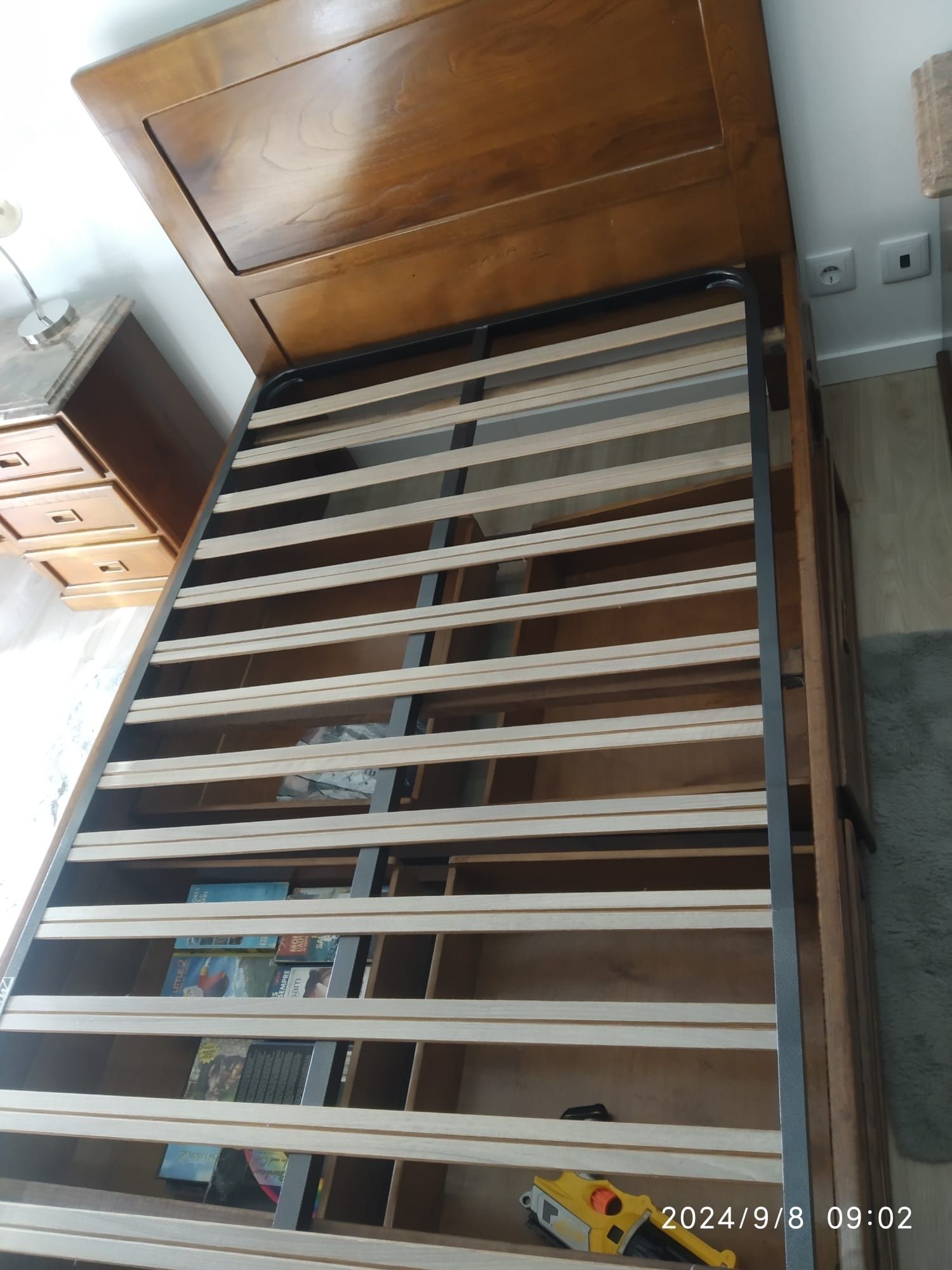 Cama de solteiro em madeira maciça