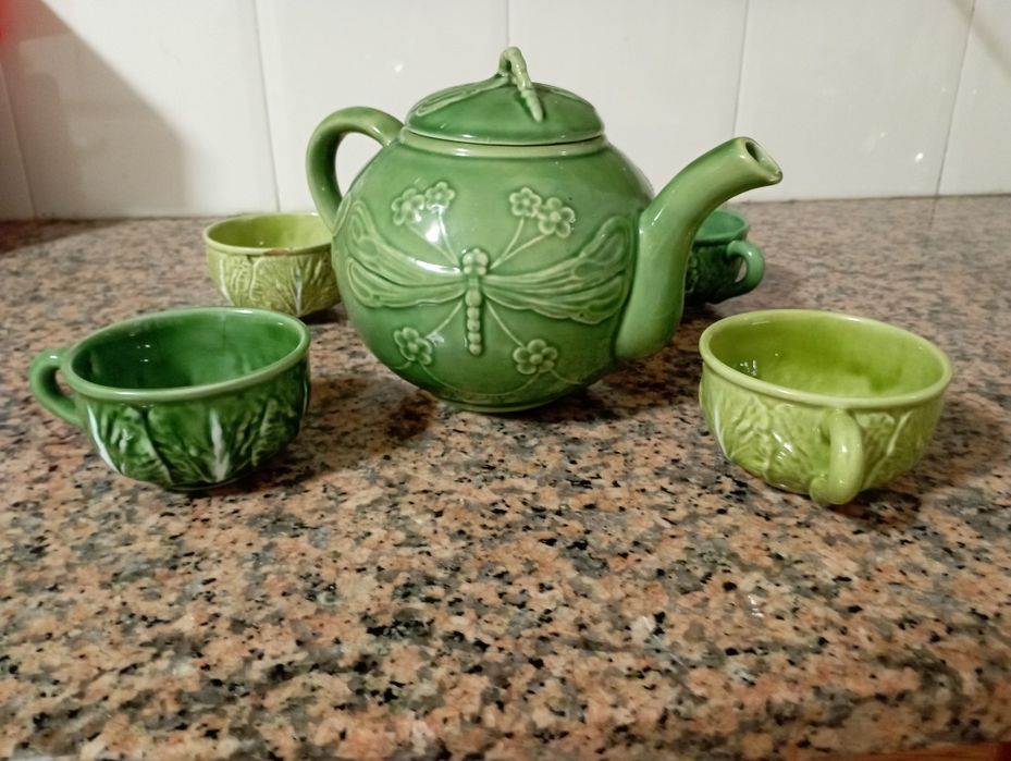 Bule e 4 chávenas loiça decorativa das Caldas da Raínha