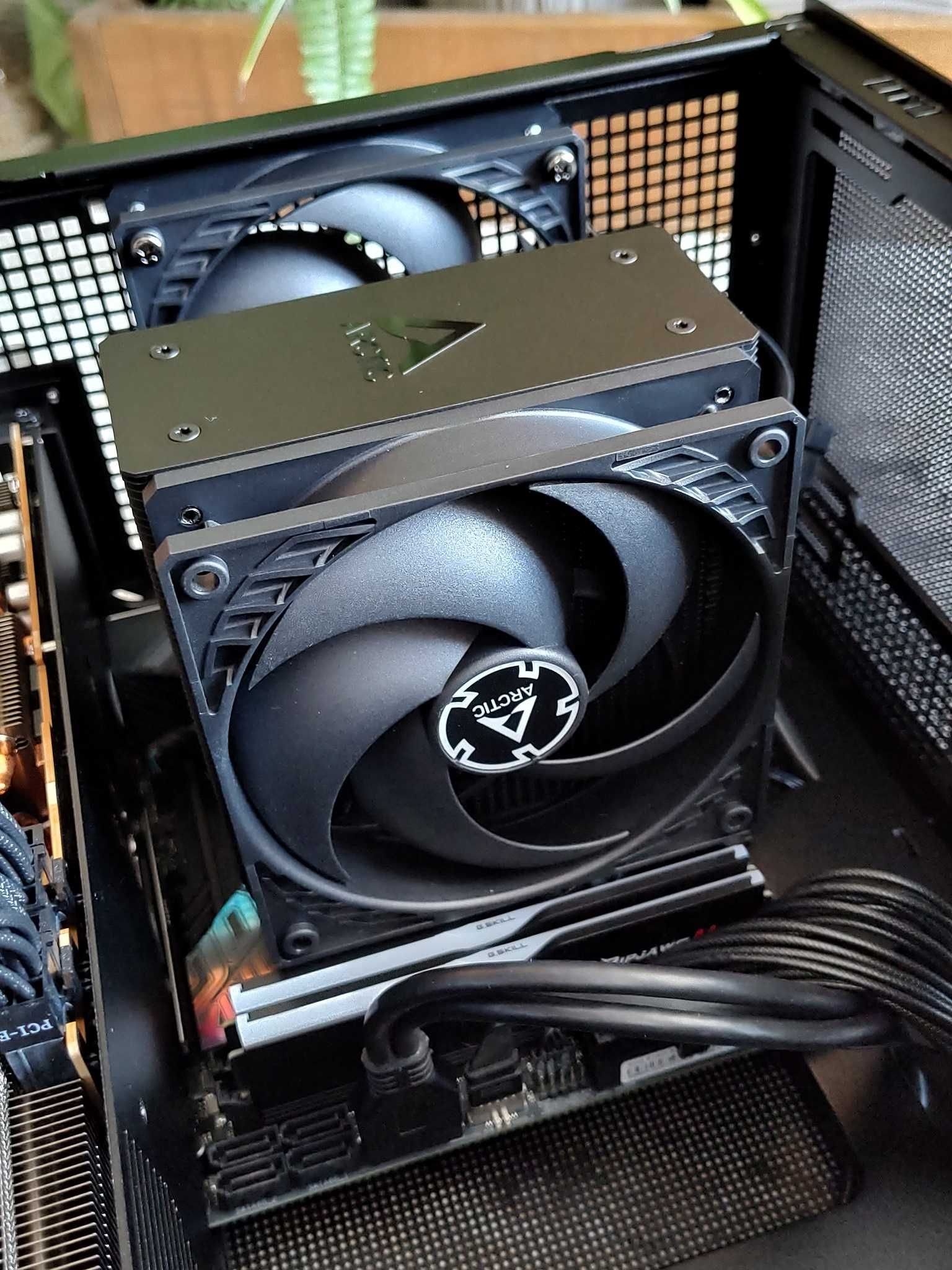 Komputer: i5-14600K + 48GB DDR5 + 2TB + RX 9070 XT / WiFi