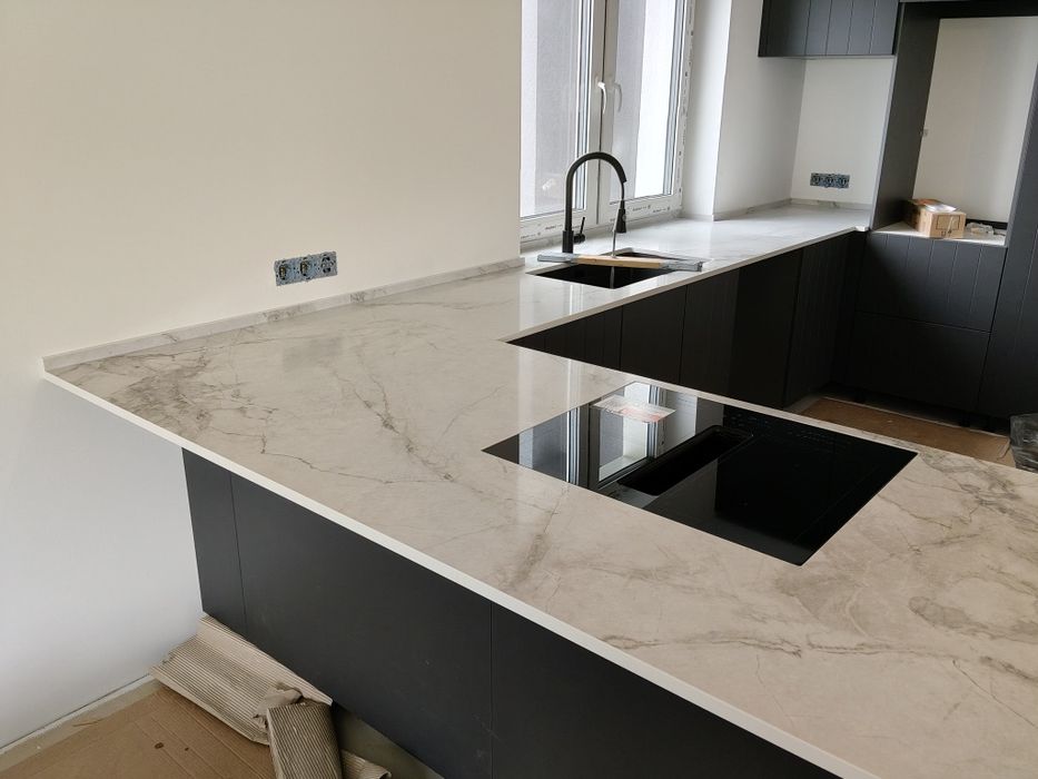 Blaty kuchenne, schody, oraz kominki z granitu, konglomeratu , spieku