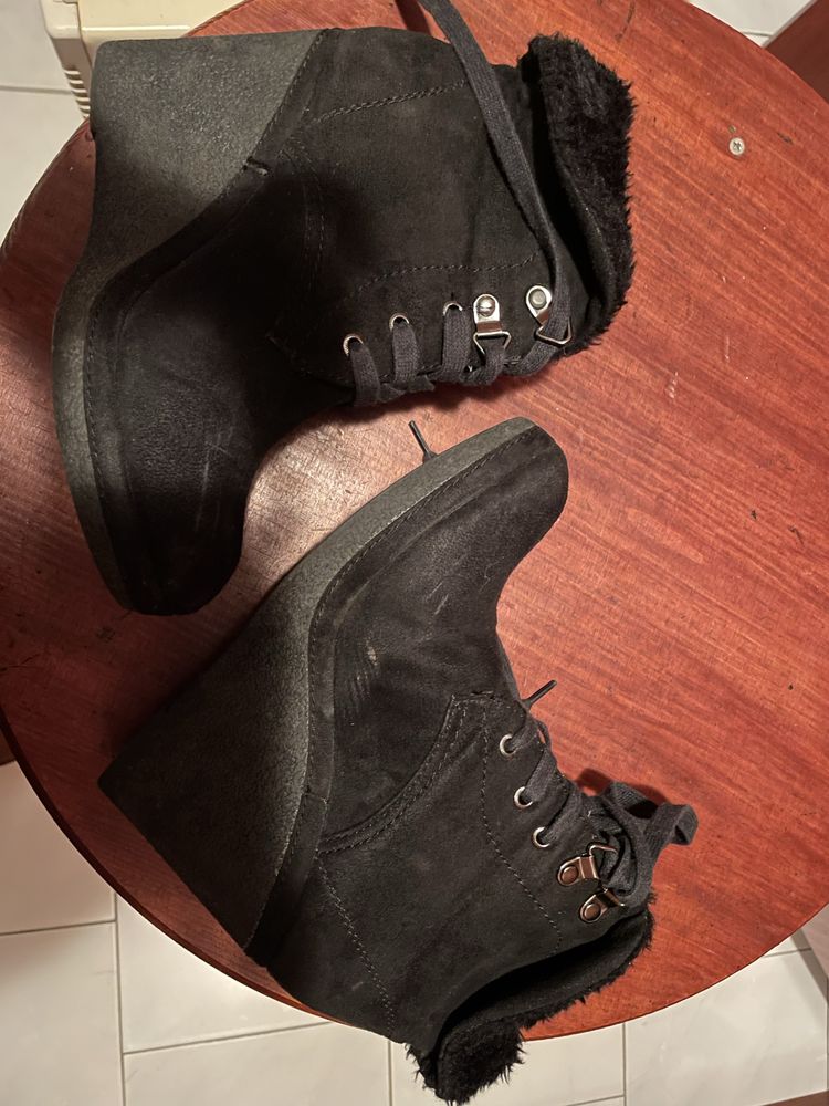 Botas pretas com atacadores