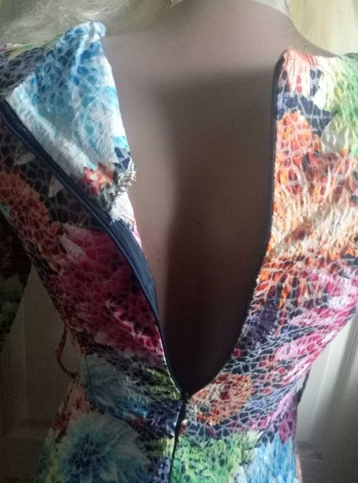 модное яркое платье