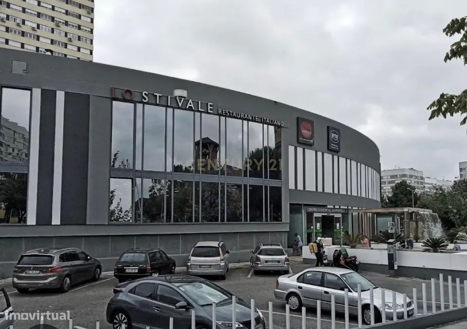 Loja no Centro Comercial da Portela com elevador