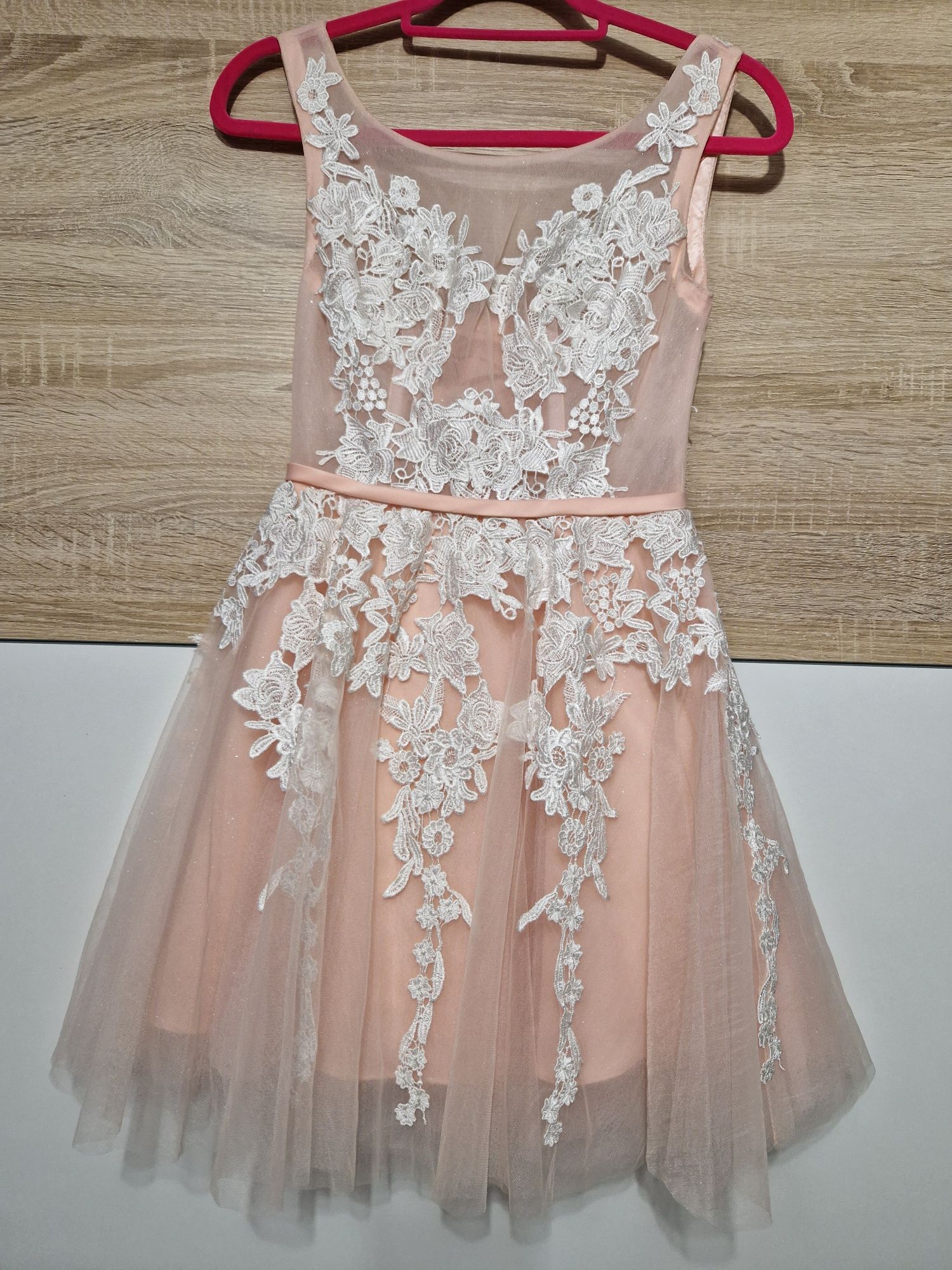 Sukienka brzoskwiniowa z tiulem