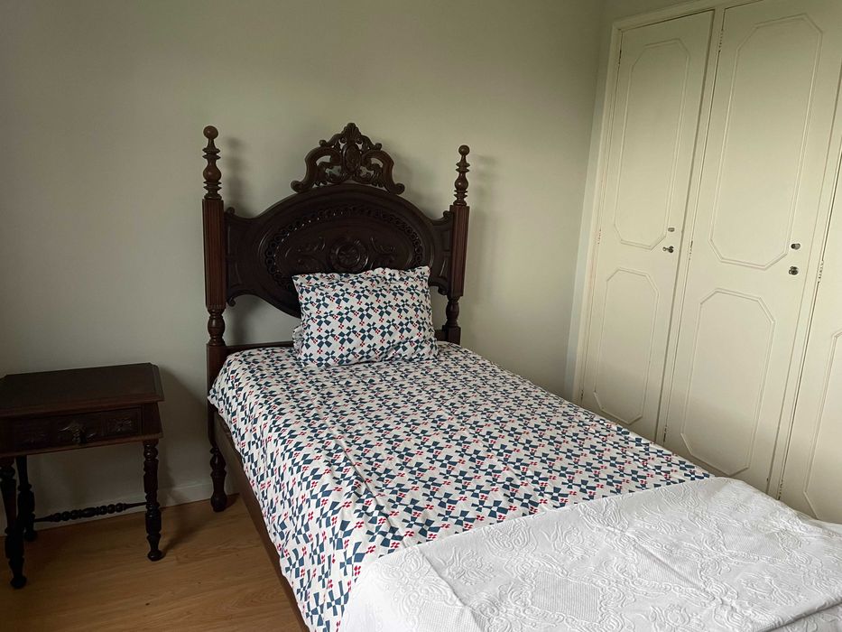 Quarto a menina estudante / trabalhadora