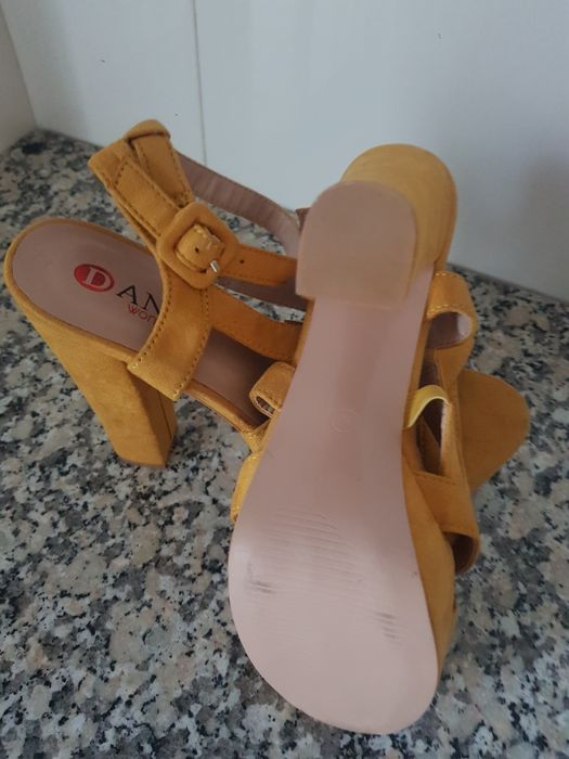 Sandálias Salto Alto COM CUNHA -  Amarelo Mostarda - T38