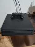 Ps4 pro 1T plus pad i stacja do ładowania.
