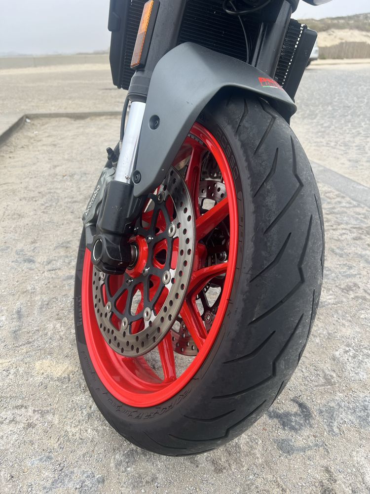 Ducati Monster 937 de 2021 - Excelente Estado
