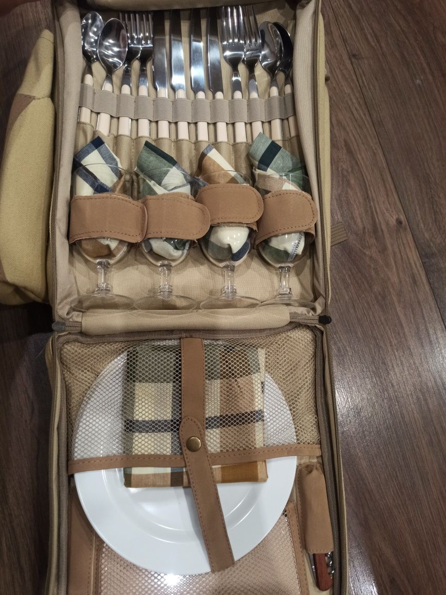Plecak piknikowy z wyposażeniem dla 4 osób
