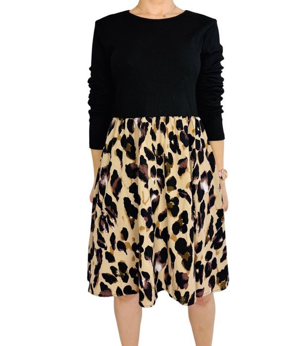 Czarna sukienka z dzianinową górą i rozkloszowanym dołem w panterkę