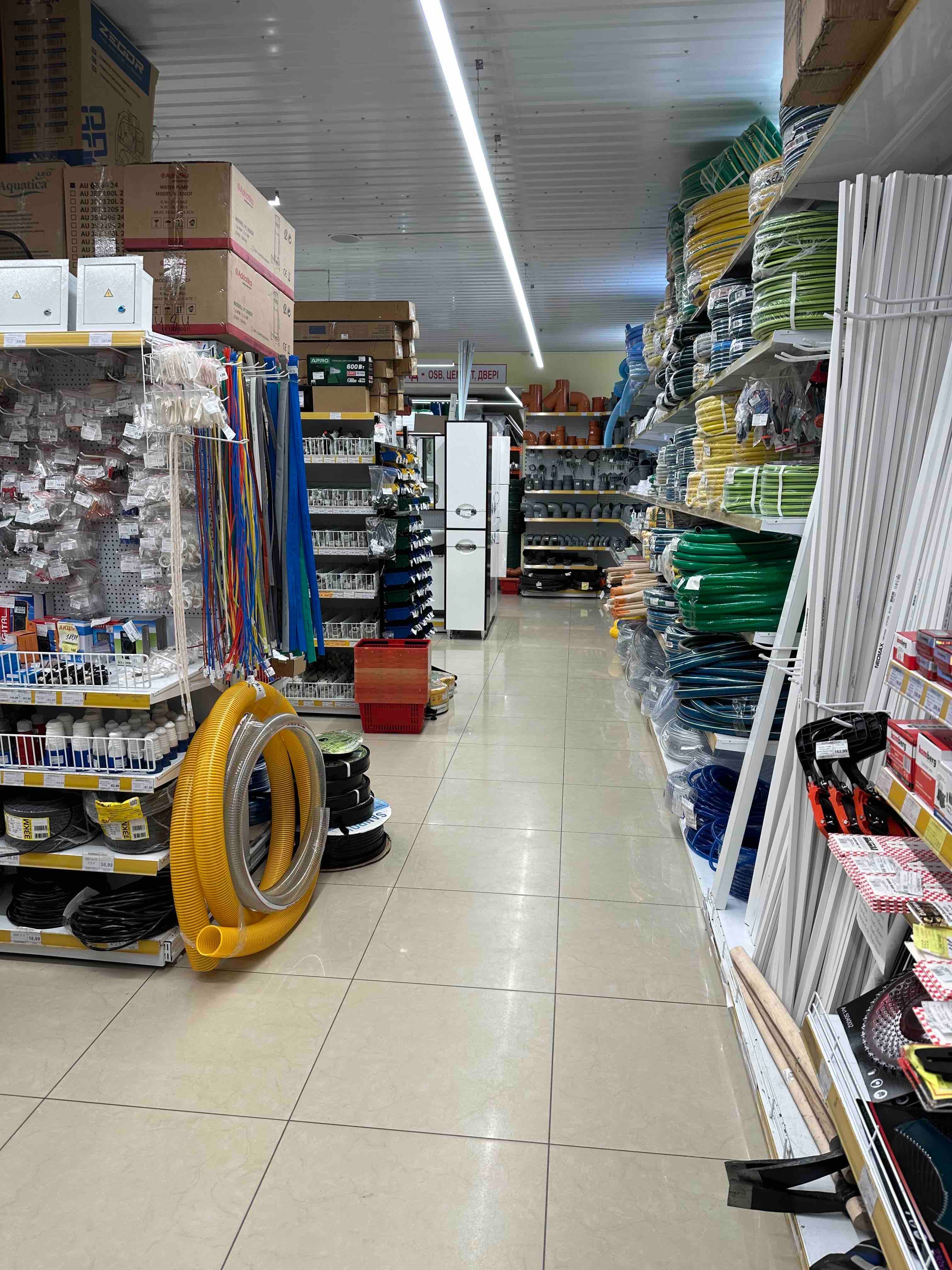Продається магазин 800м2 торгового приміщення з земельною ділянкою