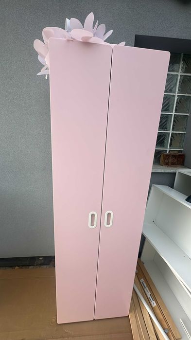 Regał, szafa i żyrandol dziecięcy, różowy