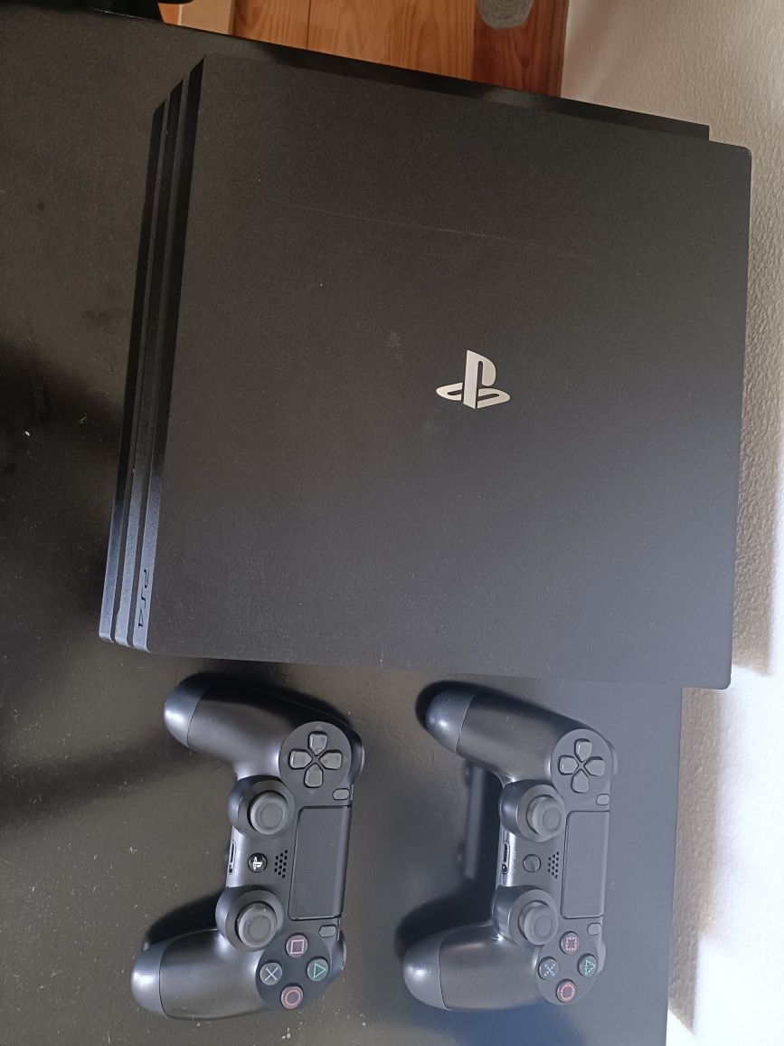 PS4 (PlayStation 4) PRO 1TB + 2 Comandos