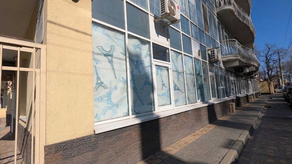 Фасадное помещение свободного назначения на Французском бульваре.