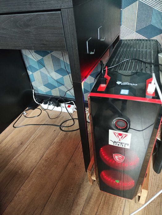 Komputer gamingowy + monitor 144Hz,  i3-9100F, RX 580 8GB, 24GB RAM