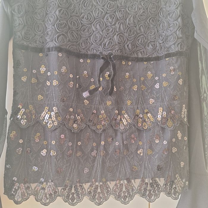 Elegancka czarna bluzka z koronką i cekinami