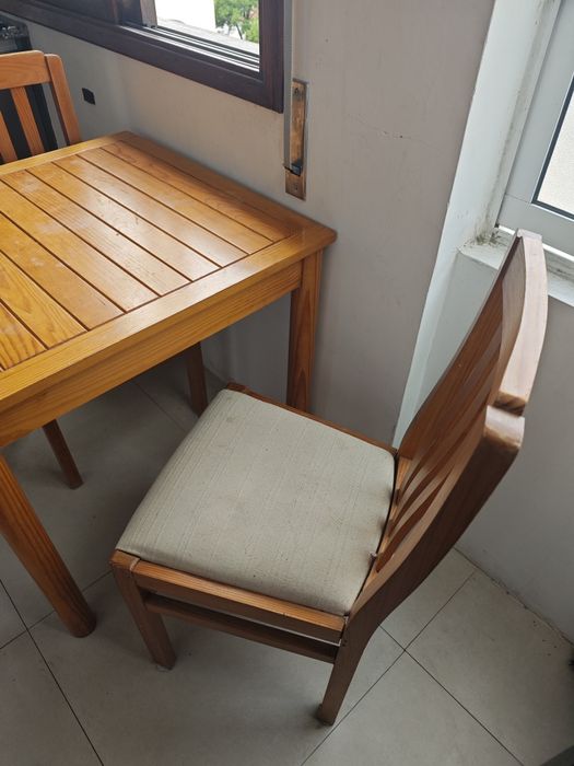 Mesa de Madeira e cadeiras