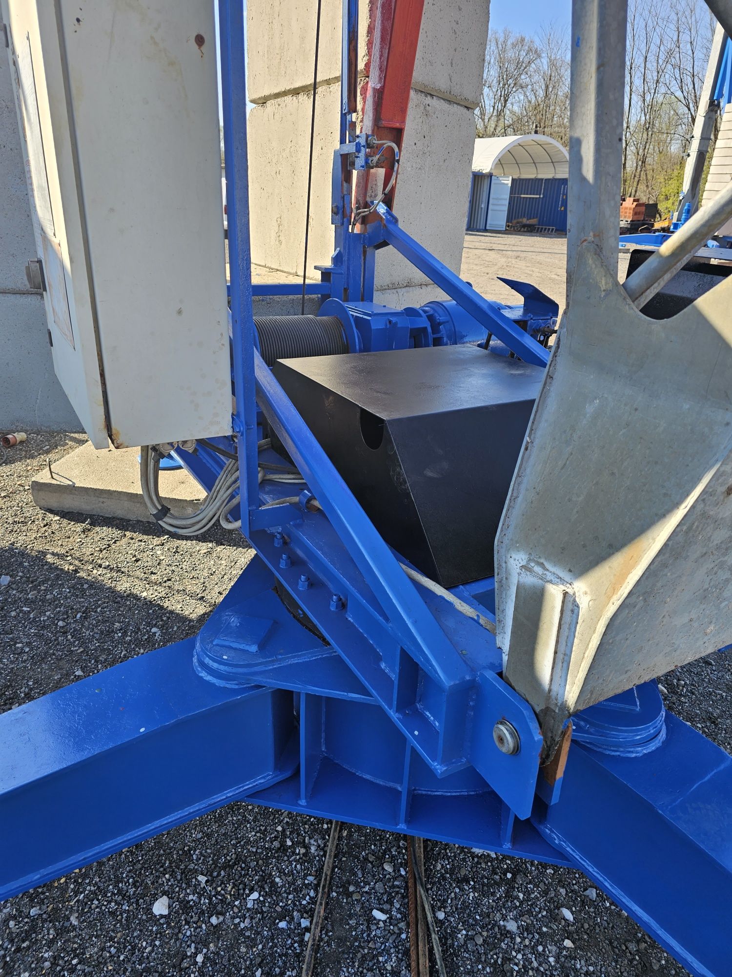 Żuraw dolnoobrotowy 26m 1600 kg żuraw szybkomontujący UDT