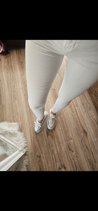 Biale spodnie z wysokim stanem