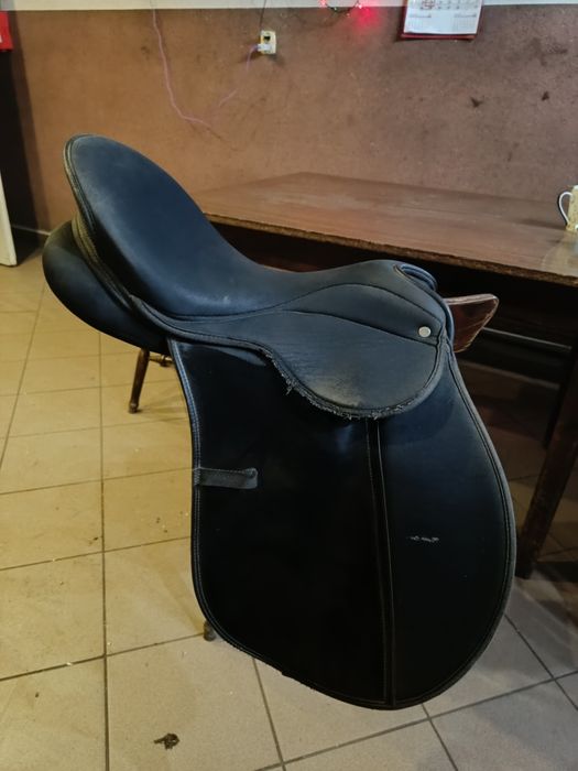 Syntetyczne siodło na konia