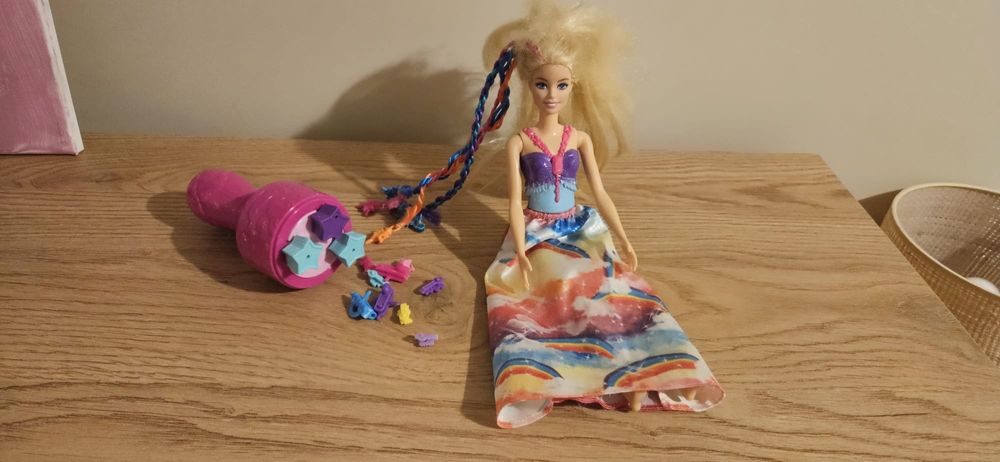 Lalka Barbie z warkoczami