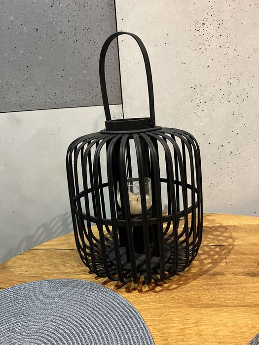 Czarny lampion, świecznik, latarnia