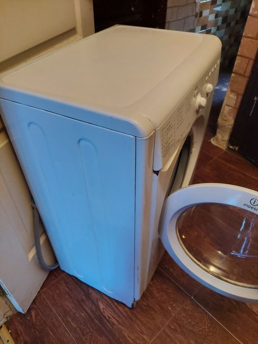 Продам стиральную машину на запчасти Indezid