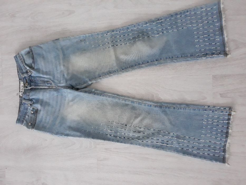 Spodnie damskie jeansy dżins jeansowe denim frędzle poszarpane nogawki