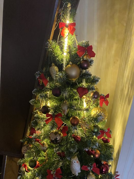 Продам елку европейскую искусственную разборную с игрушками гирляндами