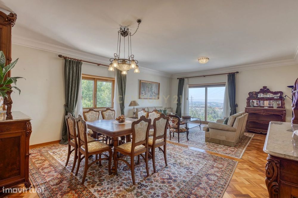 Moradia T6 Bifamiliar e Independente  em Santo Ovídio, na zona nobre d