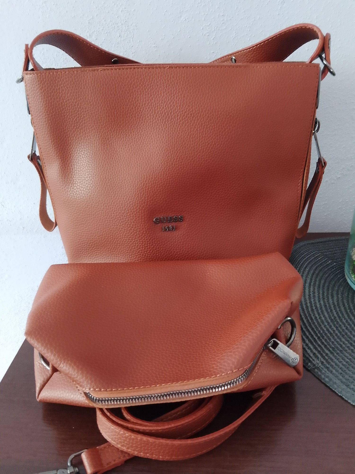 Torebka w kolorze camel Guess