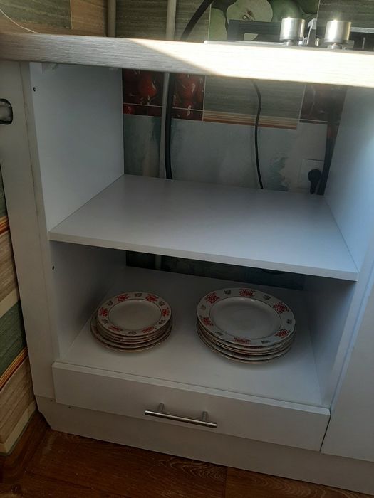 Кухонная мебель, газовая плита, мойка, смеситель.