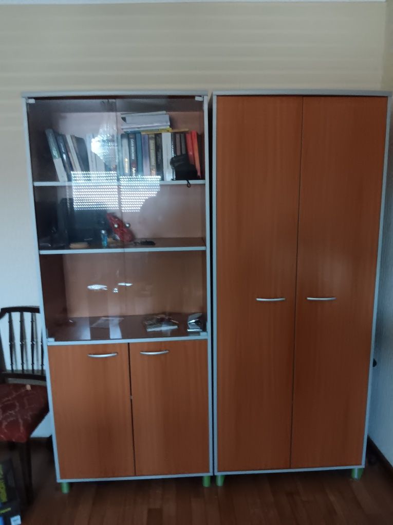 2 Armários de escritório e 1 mesa de trabalho