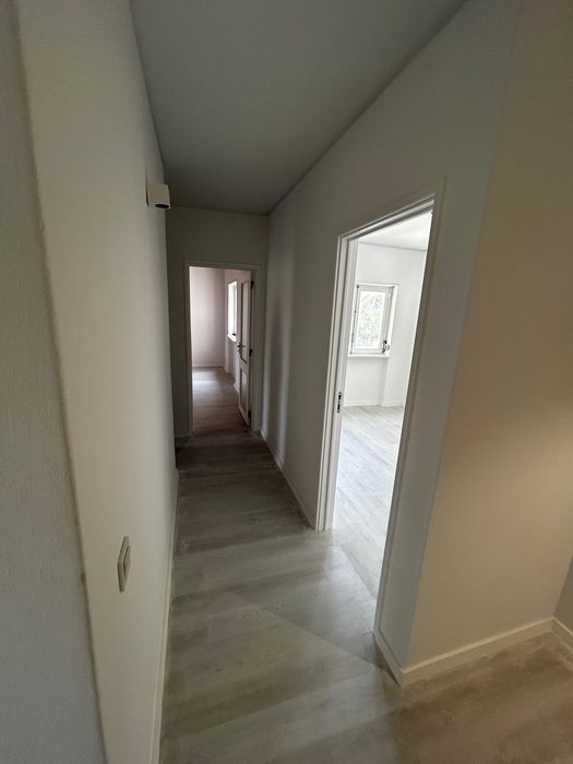 Apartamento T3 sem móveis remodelado no Monte Estoril-Arrendamento