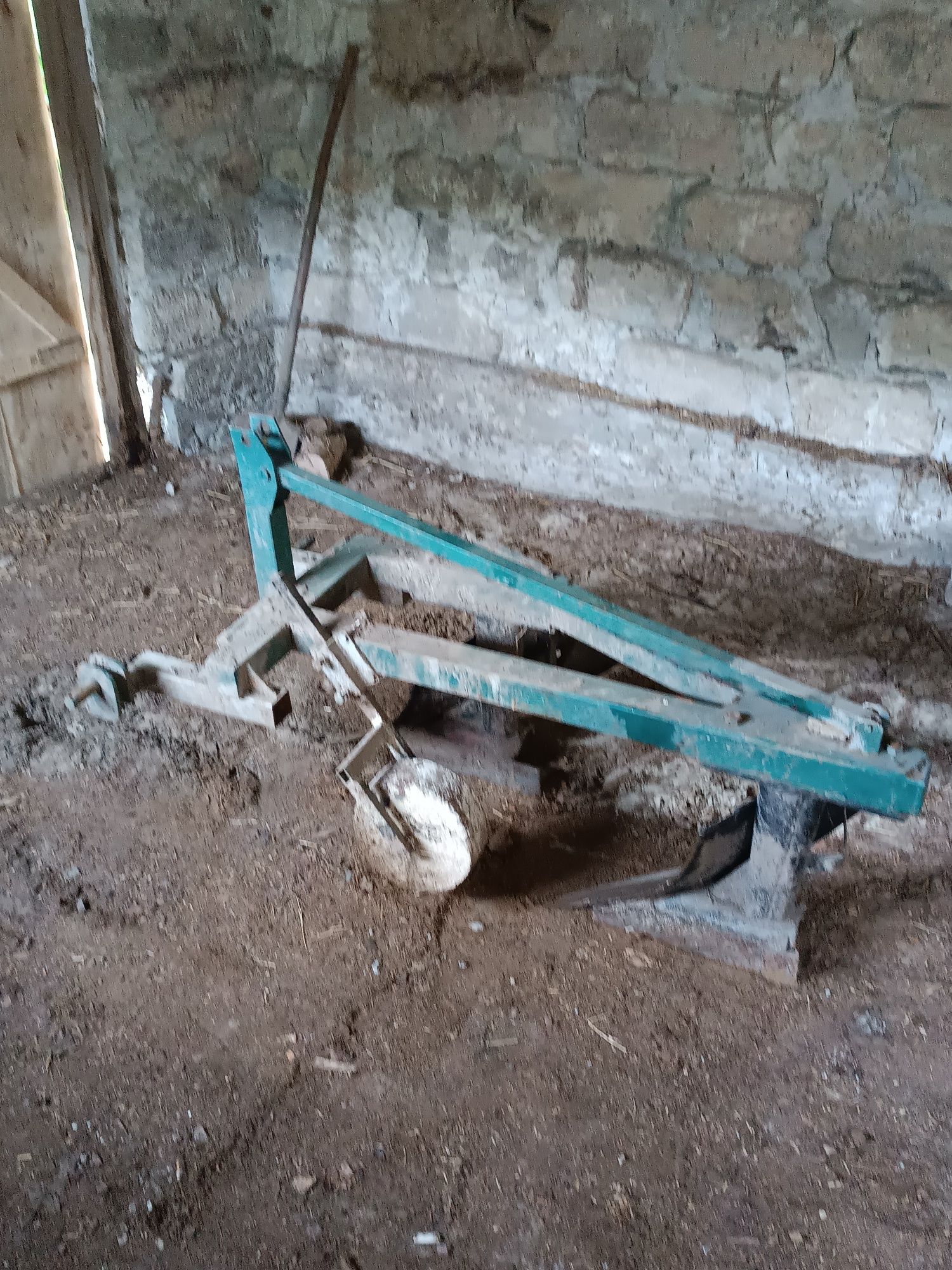 Продам плуг та  культиватор