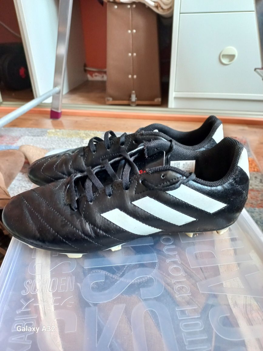 Korki chłopięce adidas, rozmiar 38.